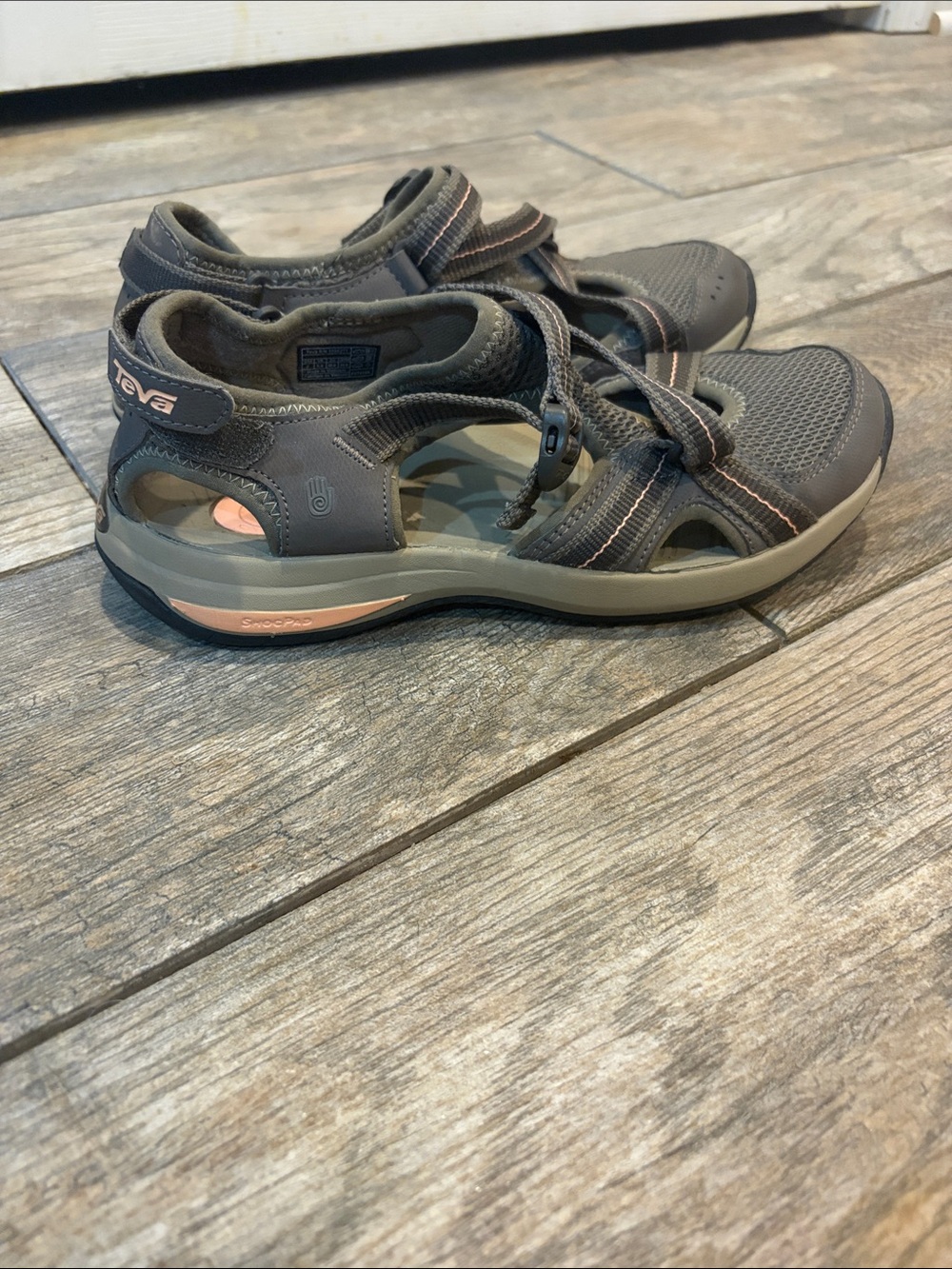 Teva Ewaso Hiking sandals Women's Grey Sandals with Pink Trim size 7